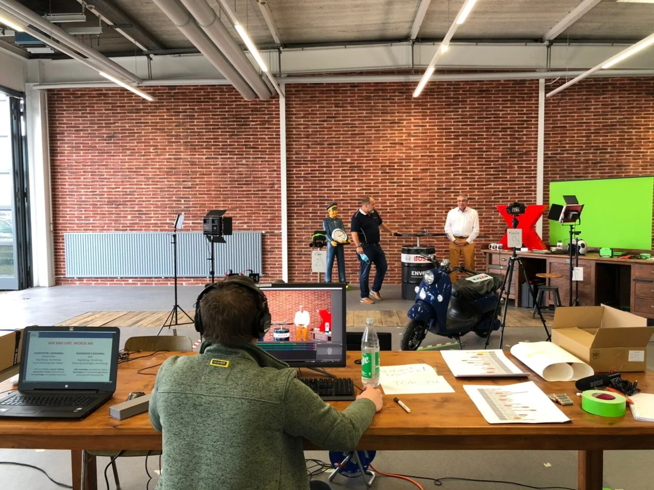Livestream-Produktion mit Regieplatz, Kameras und Studiofläche
